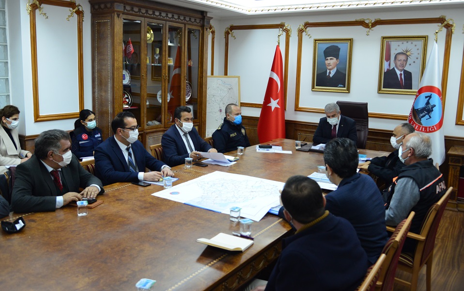 VALİ AKIN UYARDI: “ZORUNLU OLMADIKÇA SEYAHAT ETMEYİN”