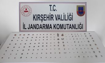 TARİHİ ESER KAÇAKÇILARI YOLDA YAKAYI ELE VERDİLER