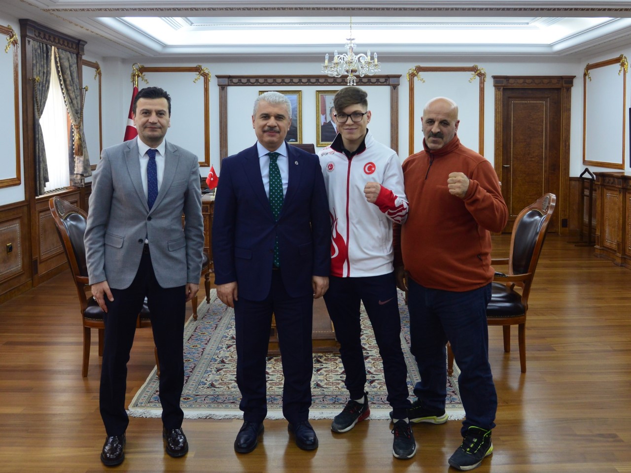 VALİ AKIN, ŞAMPİYON SPORCUYU TEBRİK ETTİ