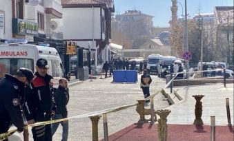 BİR CAFENİN ÖNÜNDE İLK ÖNCE EŞİNİ SONRA KENDİSİNİ ÖLDÜRDÜ