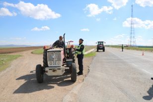 JANDARMA EKİPLERİ, TRAKTÖR SÜRÜCÜLERİNİ BİLGİLENDİRDİ