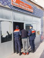 JANDARMA EKİPLERİ DOLANDIRICIYI SUÇÜSTÜ YAKALADI