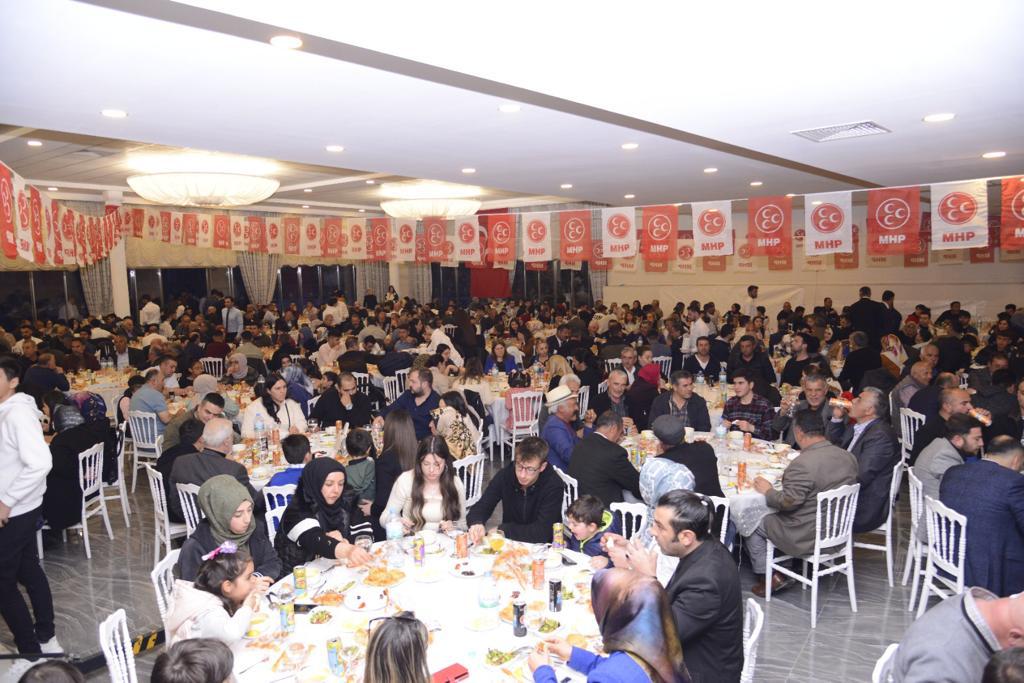 MHP’LİLER SALONA SIĞMADI… MHP BAŞKANI KILIÇ’TAN ESKİ ÜLKÜCÜLERE DAVET GELDİ