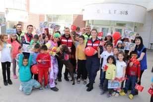 JANDARMA DEPREMZEDE ÇOCUKLARI EĞLENDİRDİ