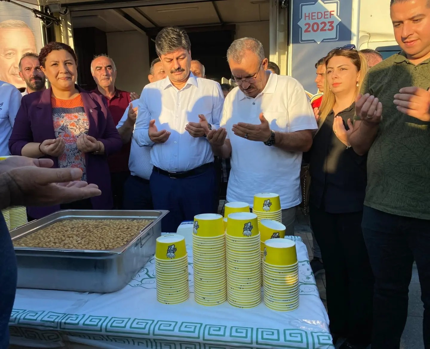 MİLLETVEKİLİ ERKAN VE BAŞKAN ÜNSAL AŞURE DAĞITTI