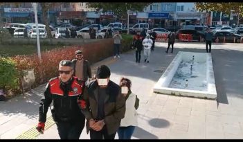 ALTIN ÇALAN 3 KİŞİ YAKALANDI