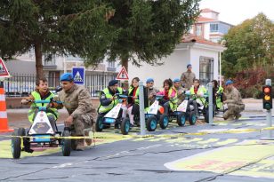 JANDARMADAN ÖĞRENCİLERE TRAFİK EĞİTİMİ