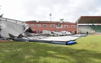 ŞİDDETLİ RÜZGAR SPOR SALONUN ÇATISINI UÇURDU