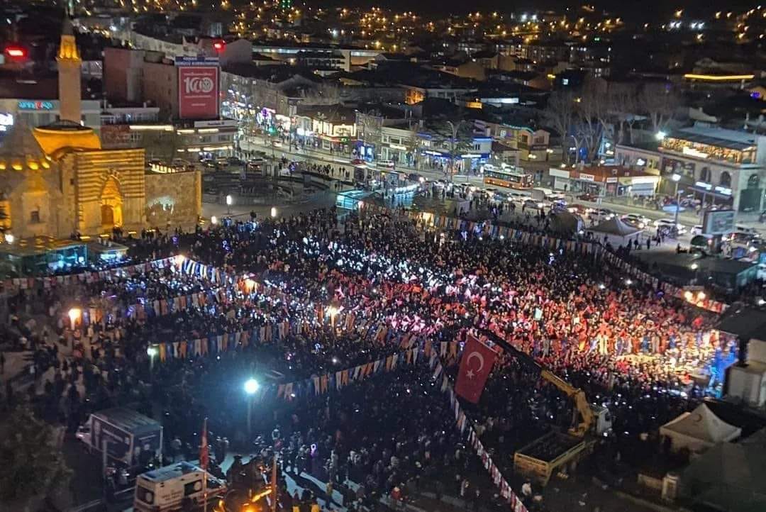 MUSTAFA YILDIZDOĞAN’IN COŞKULU KONSERİ CUMHUR İTTİFAKININ YÜZÜNÜ GÜLDÜRDÜ