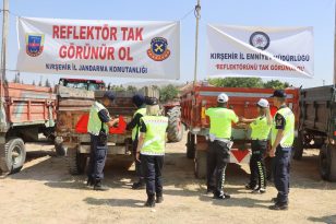 TRAKTÖRLERİN RÖMORKLARINA REFLEKTÖR TAKILDI