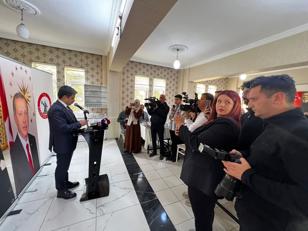 KIRŞEHİR’DEKİ GAZETECİLERLE BİR ARAYA GELEN VALİ DEMİRYÜREK YAPIMI DEVAM EDEN HİZMETLER HAKKINDA BİLGİ VERDİ