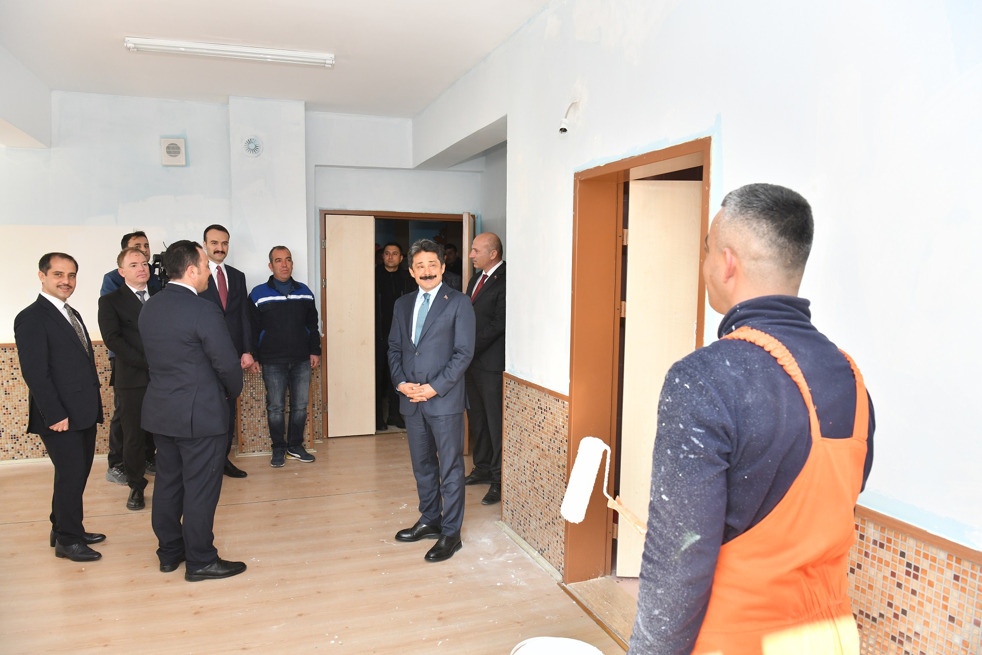 HÜKÜMLÜLER OKULLARA BAKIM YAPIYOR